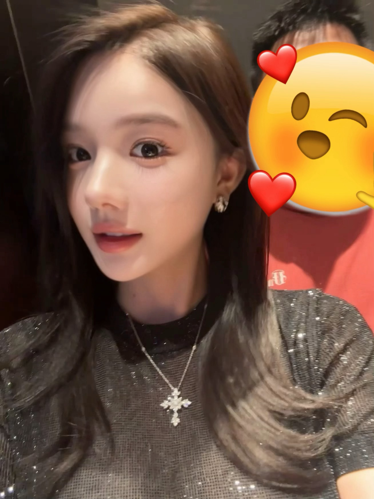 我昨天化妆了[写作业]我感觉侧面不是很大差别 正面确实不一样了 拆头发了 现在又