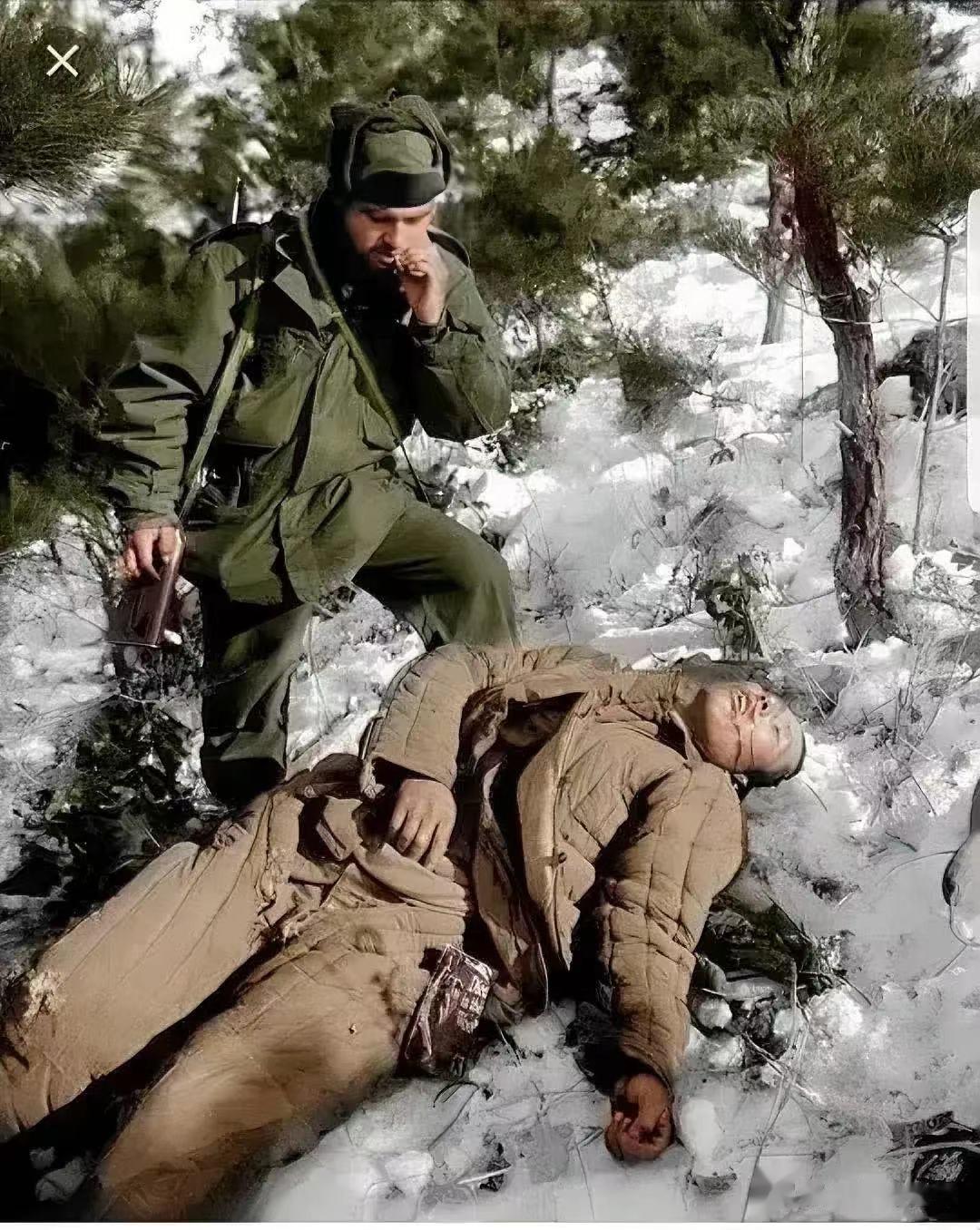 志愿军战士牺牲的真实场景。

这张照片确实令人感到悲伤。拍摄于1951年2月的朝