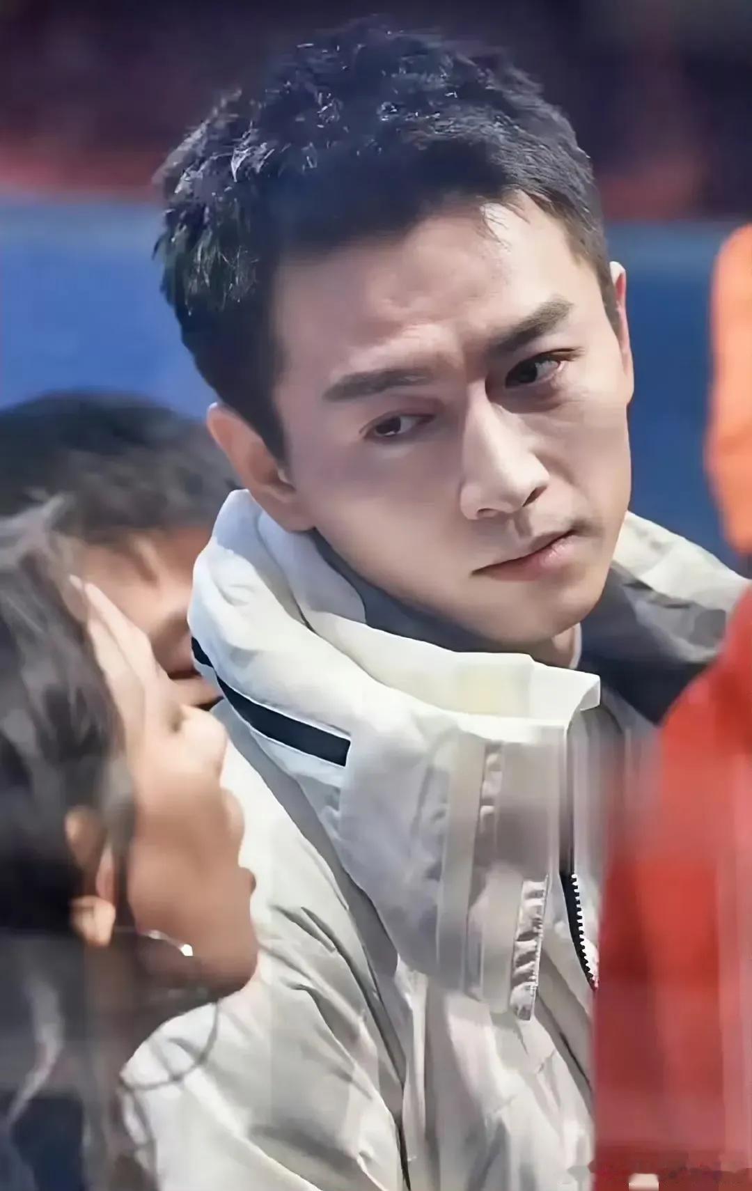 这一刻他眼里的光又回来了，以前他的星星眼是很好看的，现在脸上有了川字纹和愁容 