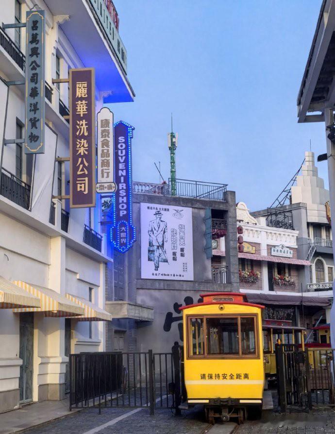今天带亲戚逛欢乐谷，很多项目还和多年前我来的那次一样，给他们都带来了满满的刺激感