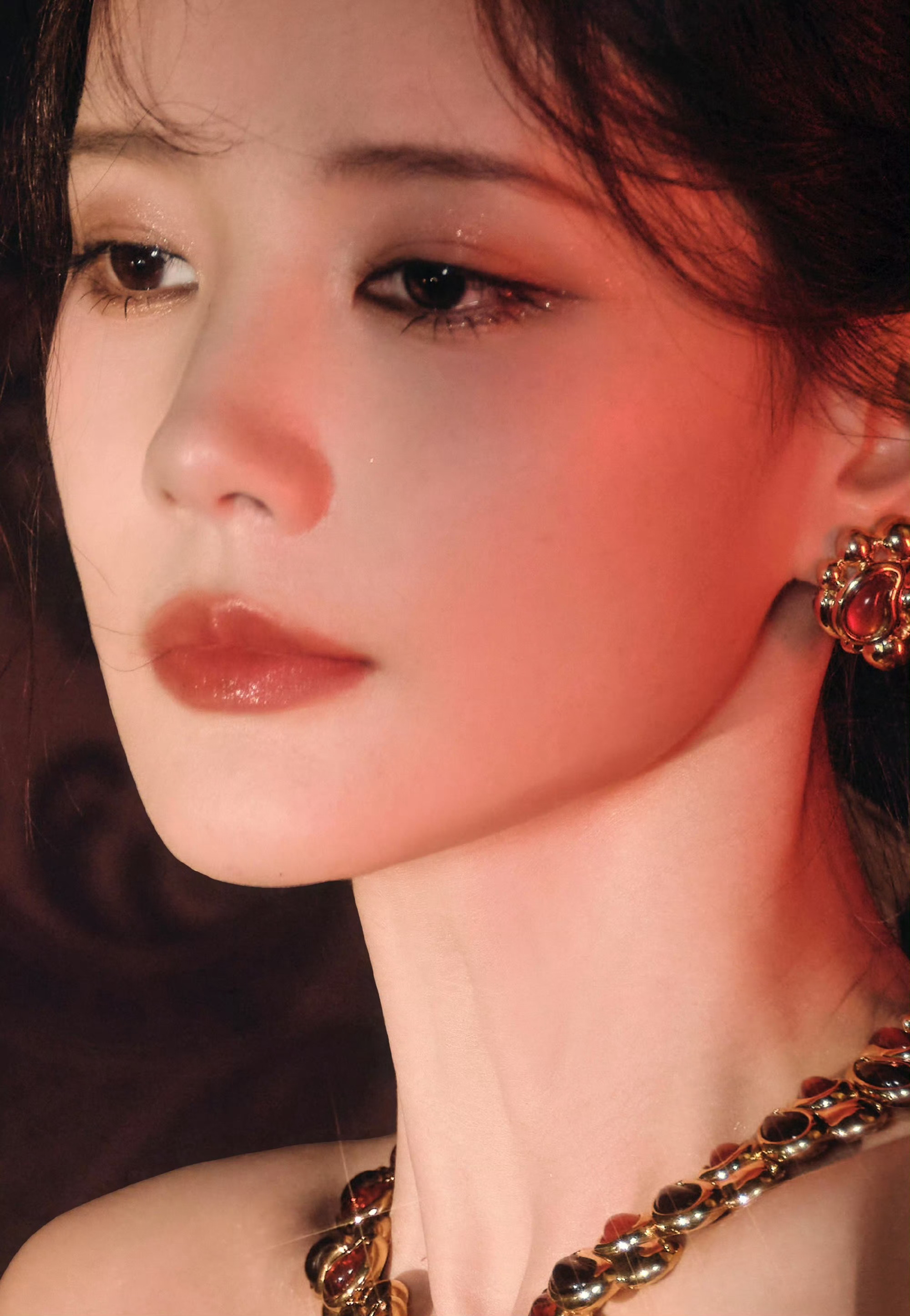 李一桐身穿Saint Laurent 1984的古董礼服，黑色抹胸配上精美丝线刺