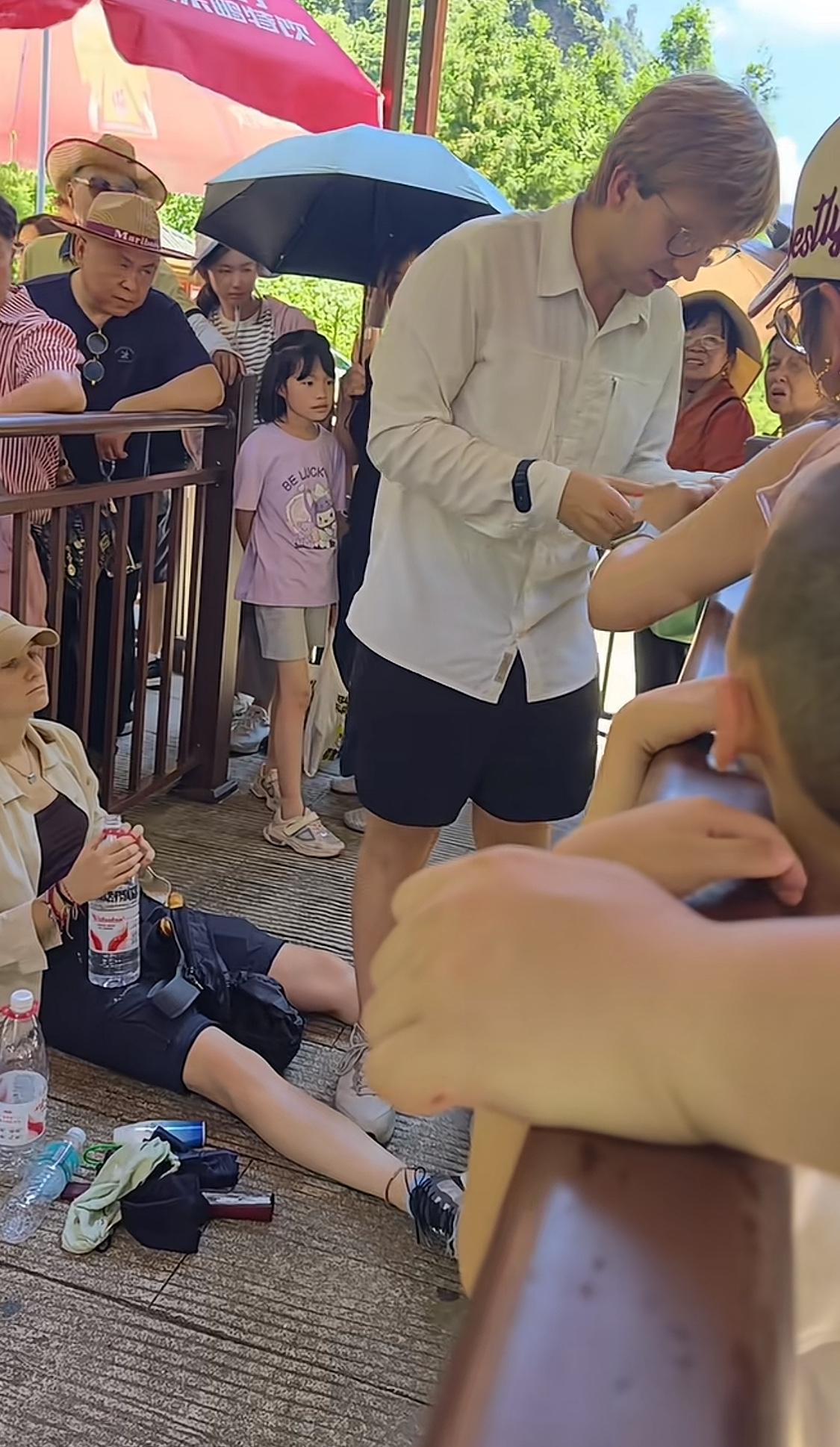 老外在张家界中暑，有人说在欧洲不怕热来中国却热晕乎了，那还是中国热。那是人多排队
