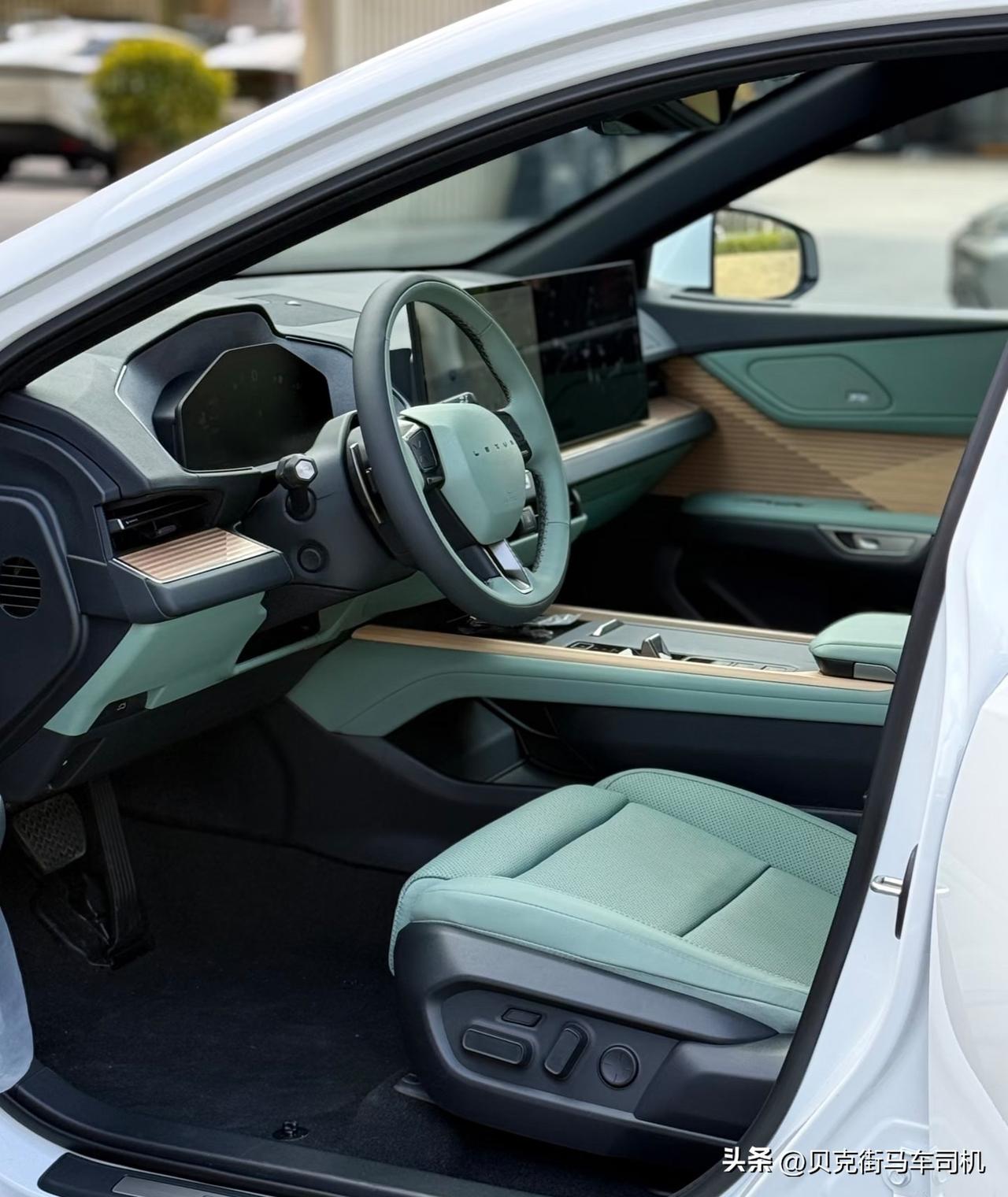 全新一代雷克萨斯ES，外观一定要选白色，内饰选翠绿。
这回身材变化有点大车身线条