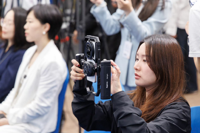 博鳌论坛：记者们手里的vivo X300 Ultra＋兔笼＋影像套装2026博鳌