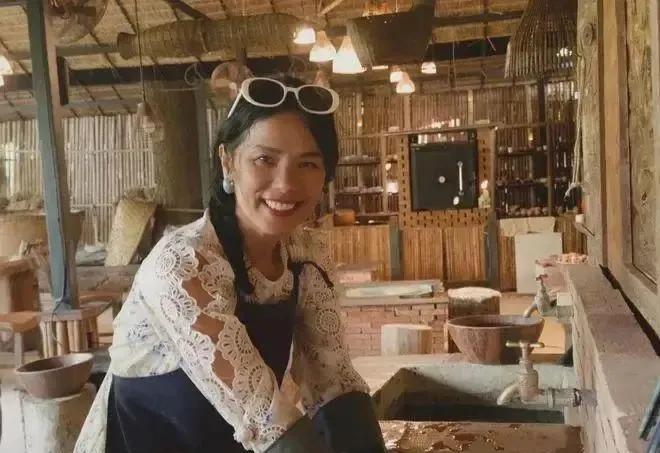 62岁韦唯独居泰国深山，日子过得太不一样了
 提起韦唯，不少人还记得她高亢的歌声