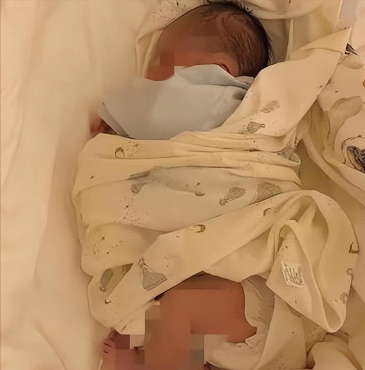 一位孕妈怀胎八个月突发意外离世，婆婆执意要求剖腹取子。医生无奈配合手术，顺利救下
