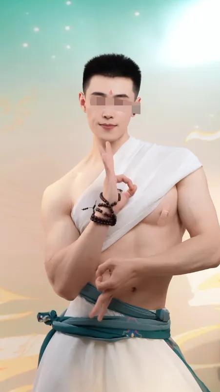 现在俊美健硕的男孩子做直播，可真是日进斗金，赢得泼天的富贵！刷到一个特别是会扭的