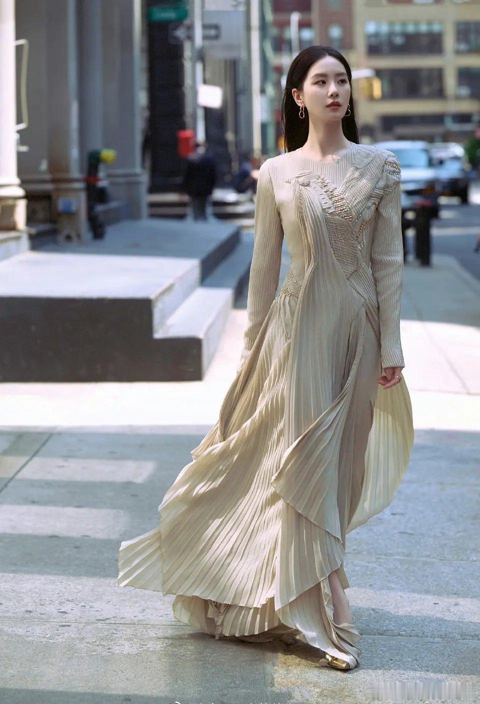 刘诗诗这套街拍图明明很好看，又不是一定要笑才是好看 ​​​