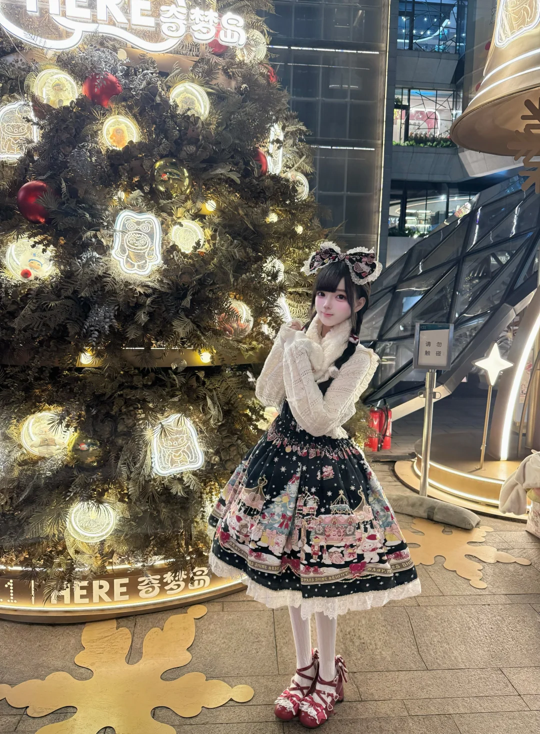 现在在上海居然还能拍到圣诞树