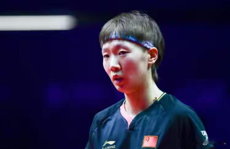 刚复出就横扫国家队主力，王曼昱用球拍把旧伤撕成碎片。
7年前，她19岁踏进山东鲁