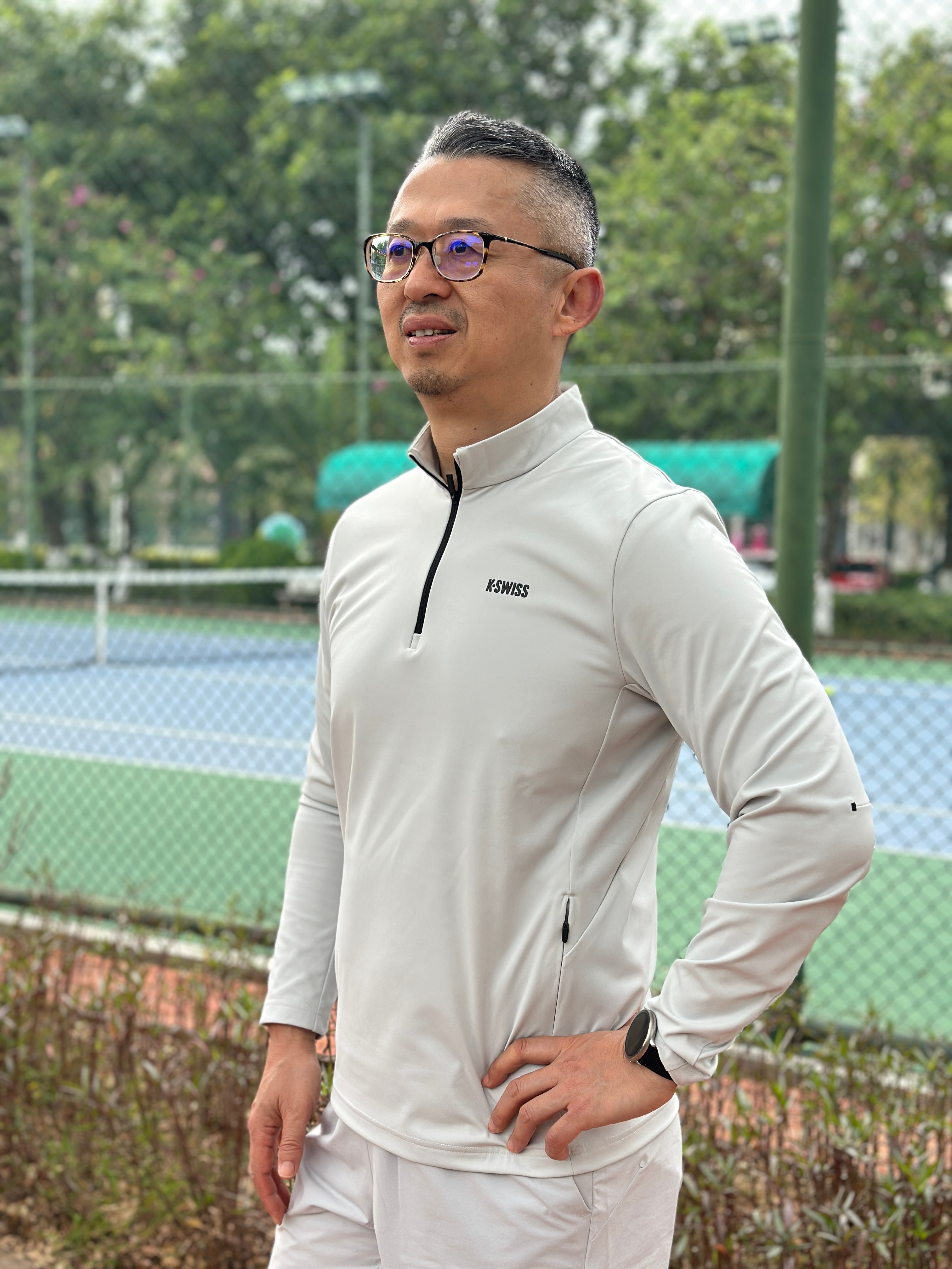 今天亮相东莞网球中心的，是这批新款中我最喜欢的一套长袖。剪裁是修身的，材质是弹力