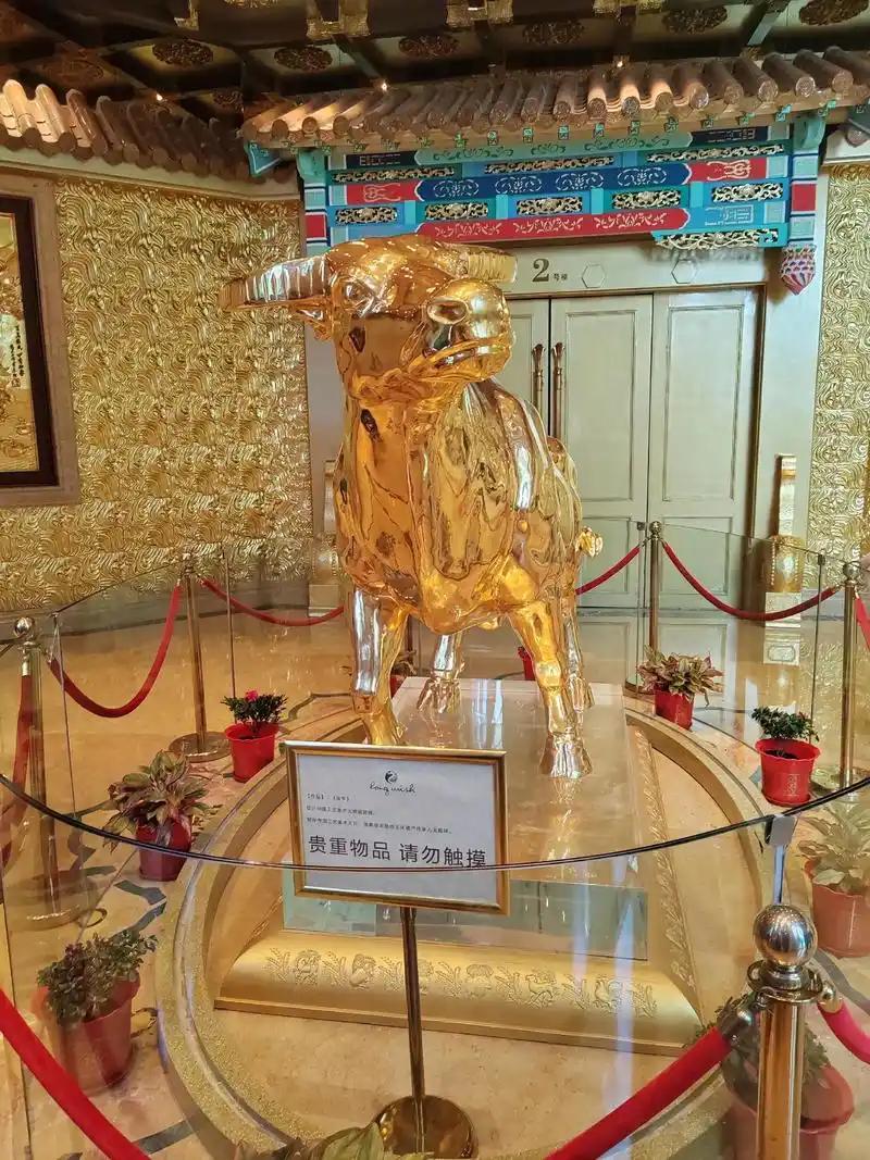 -华西村当年斥巨资打造的那一吨重金牛，当初被不少人嘲讽是炫富的面子工程，谁也没料