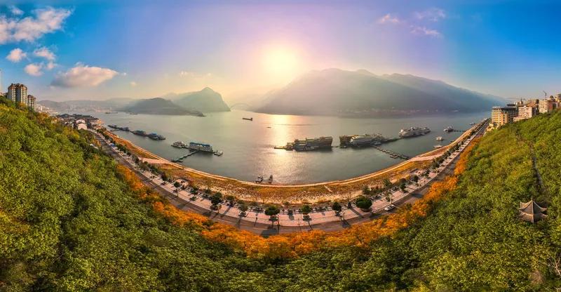 两岸青山夹碧水
一条黄龙探江来