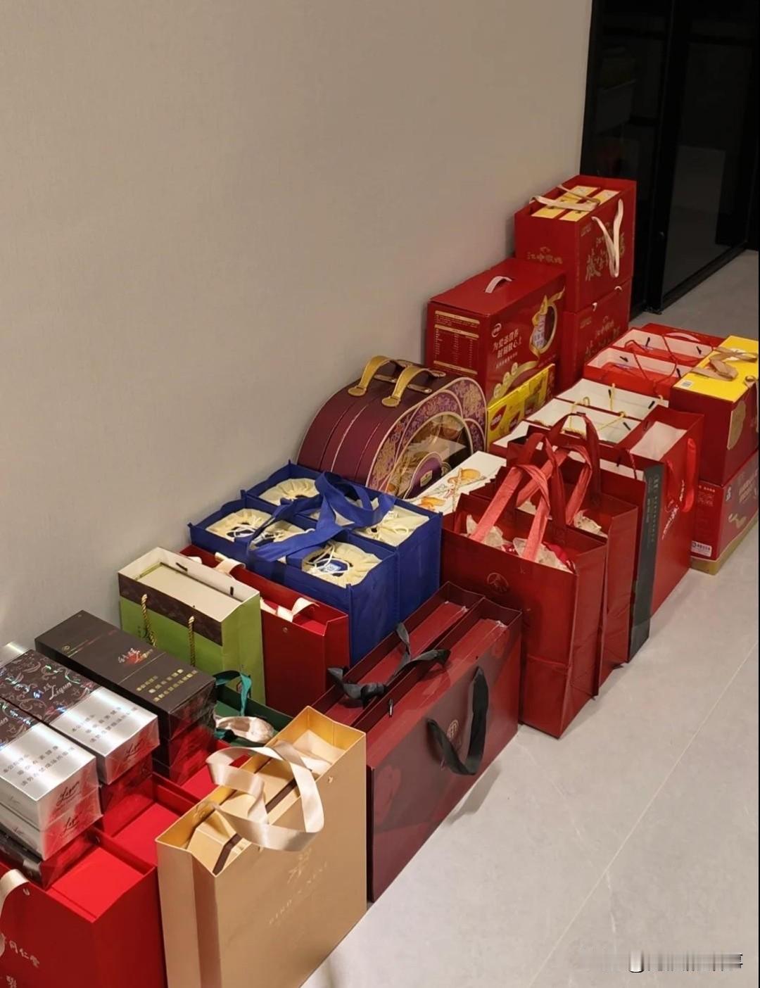 朋友们，今年过年收礼吗？我说的事亲戚之间的往来，每年到这个时候我都特别累，天天一