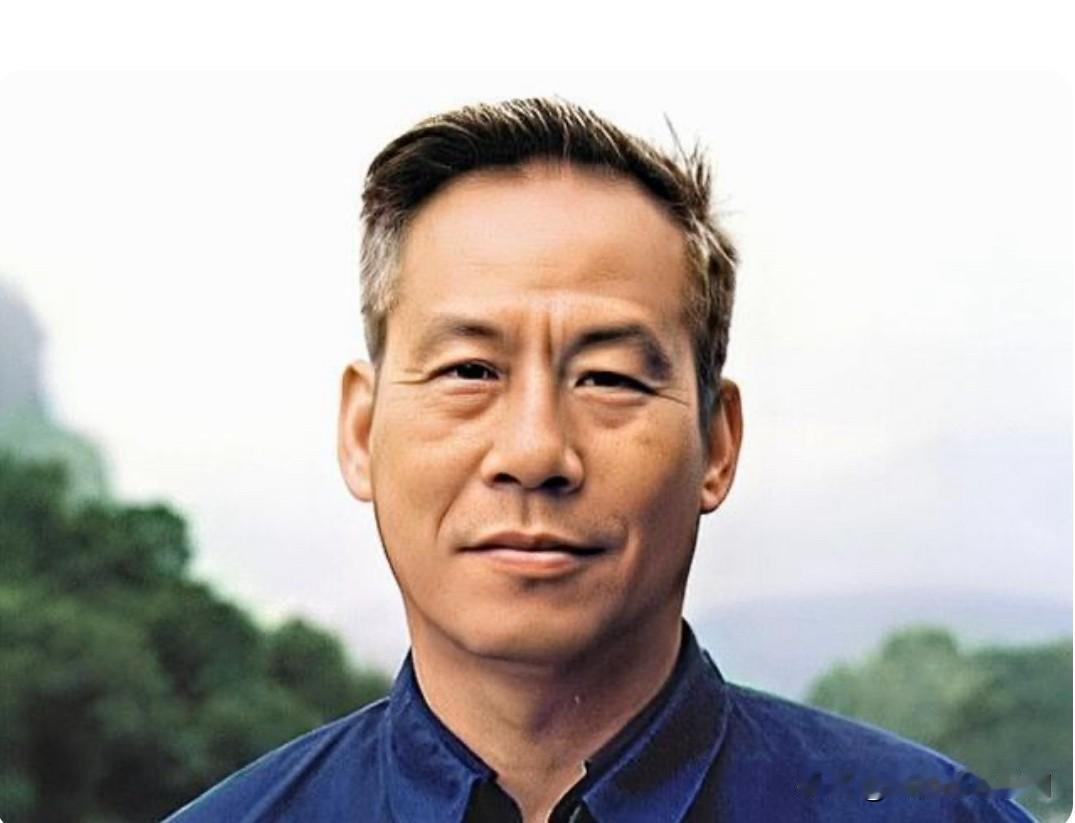 他是海南省首任省委书记。主政期间，完成海南建省筹备，奠定省份根基，全国率先提出市