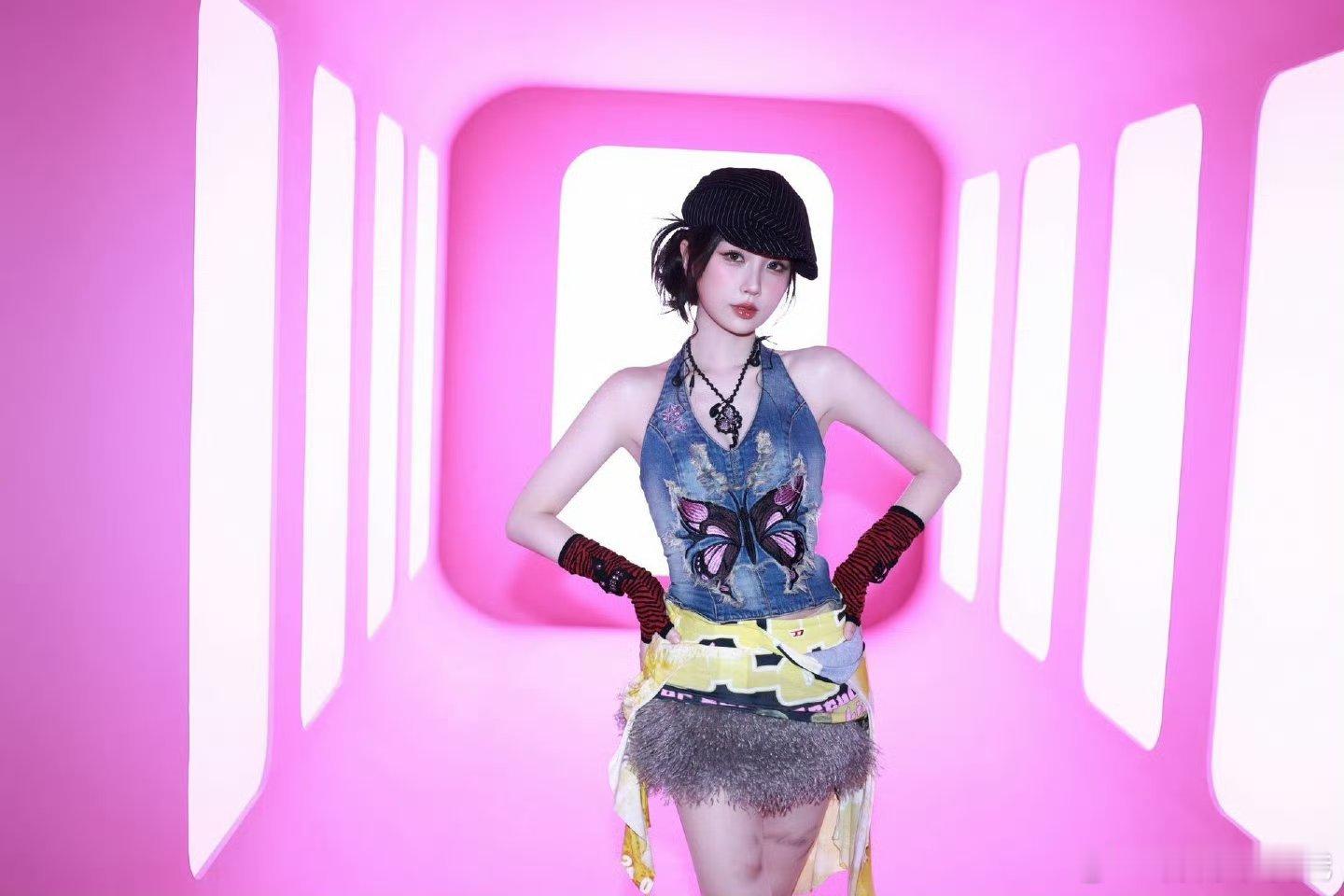 虞书欣鬼马千禧少女造型也太灵动了，完全就是小鹿啊谁懂欣欣子的小巧思