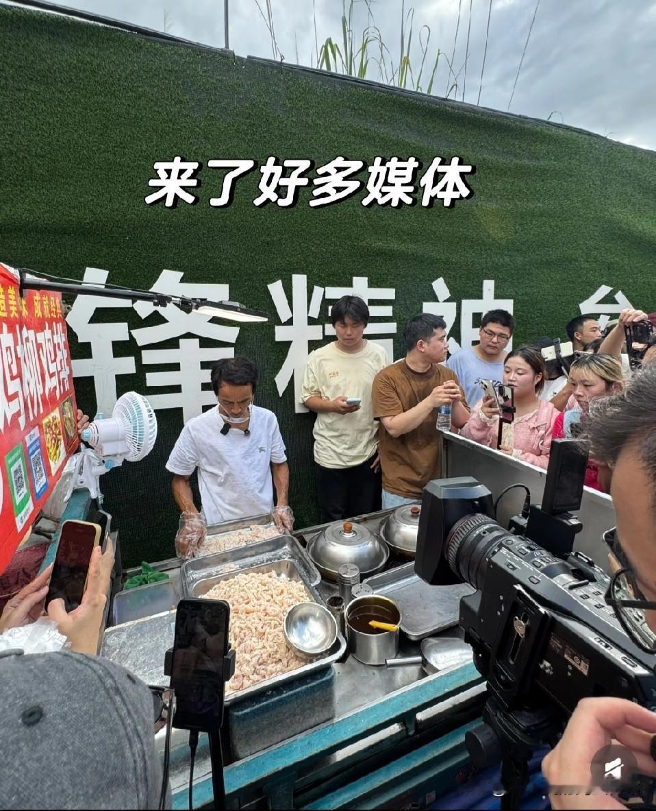 鸡排哥被自媒体围堵成流量秀场！
 
一个鸡排摊，引来媒体扎堆、人群爆满，甚至还有