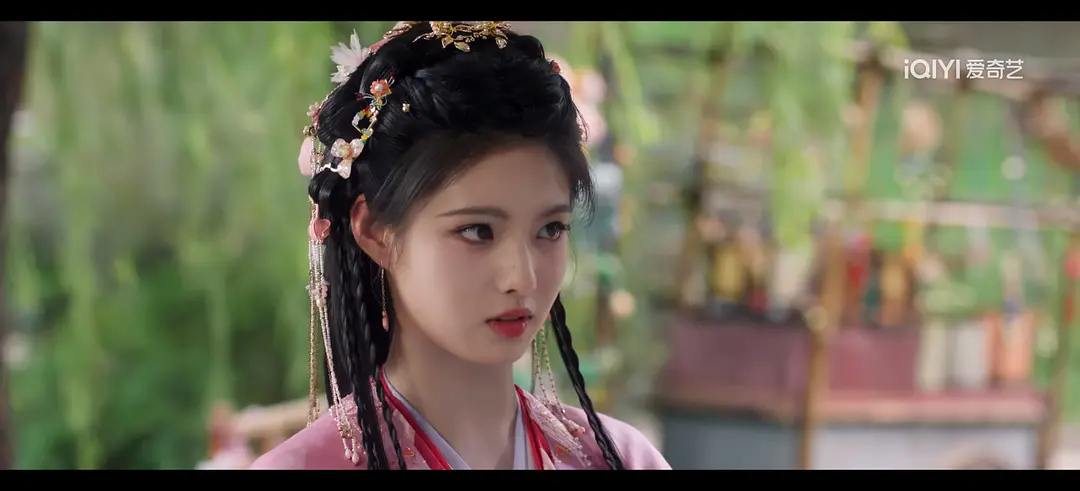 雀骨里艾米真的很灵啊，她很有少女的那种娇憨感，做表情不会有做作感诶，美萌美萌，是