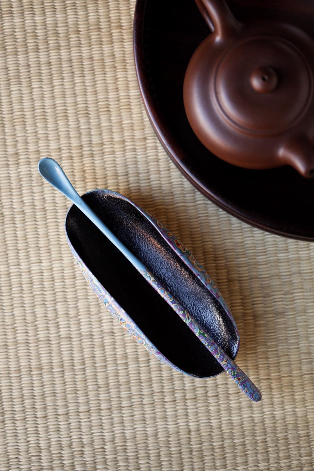 大漆【青橙】茶则紫光檀为底胚，裱麻布、刮灰、打磨、髹漆反反复复，历久弥新，人常抚