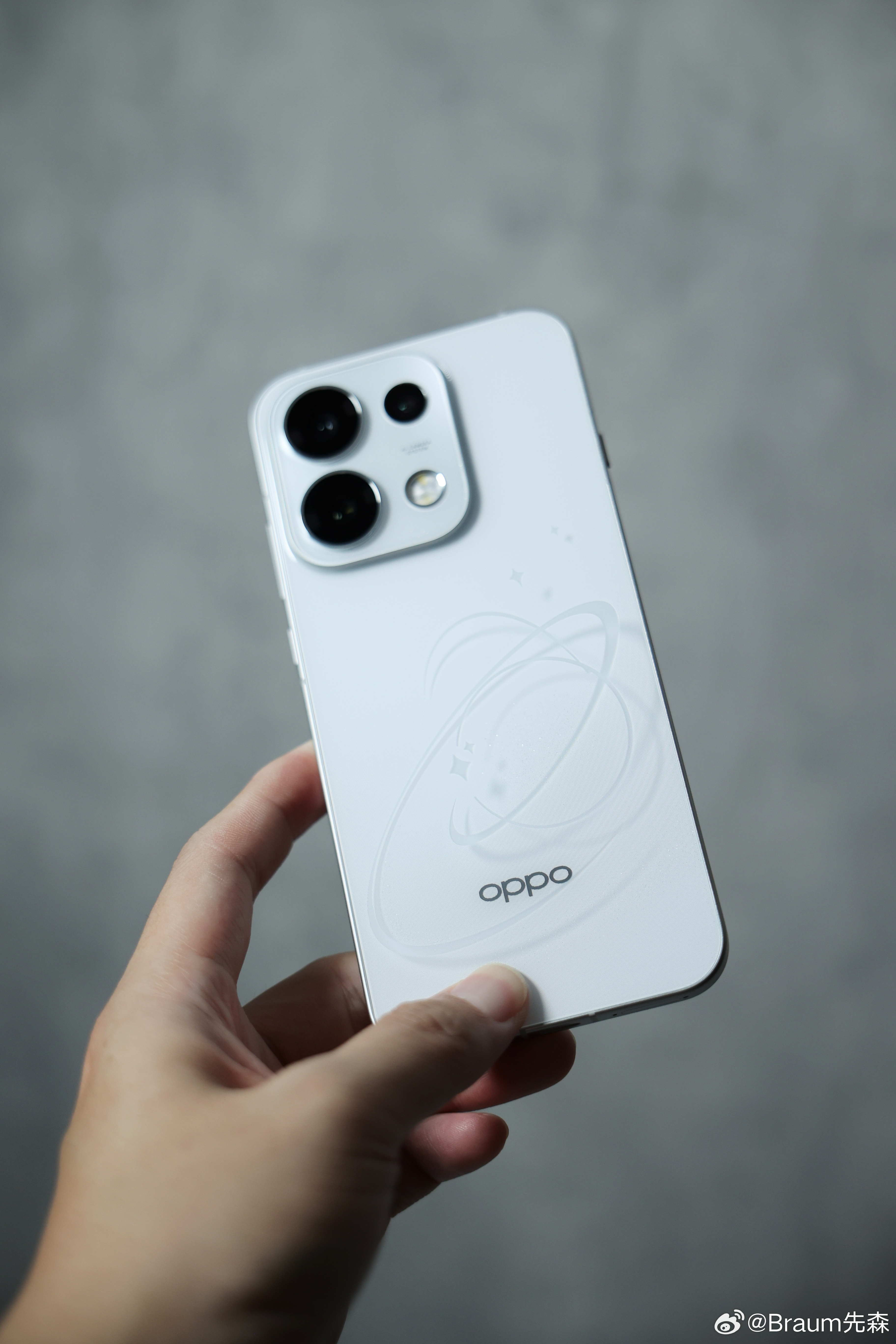 OPPO Reno16 这个是Pro版本的怦然星动真机，刚开始看到的时候有点“晕