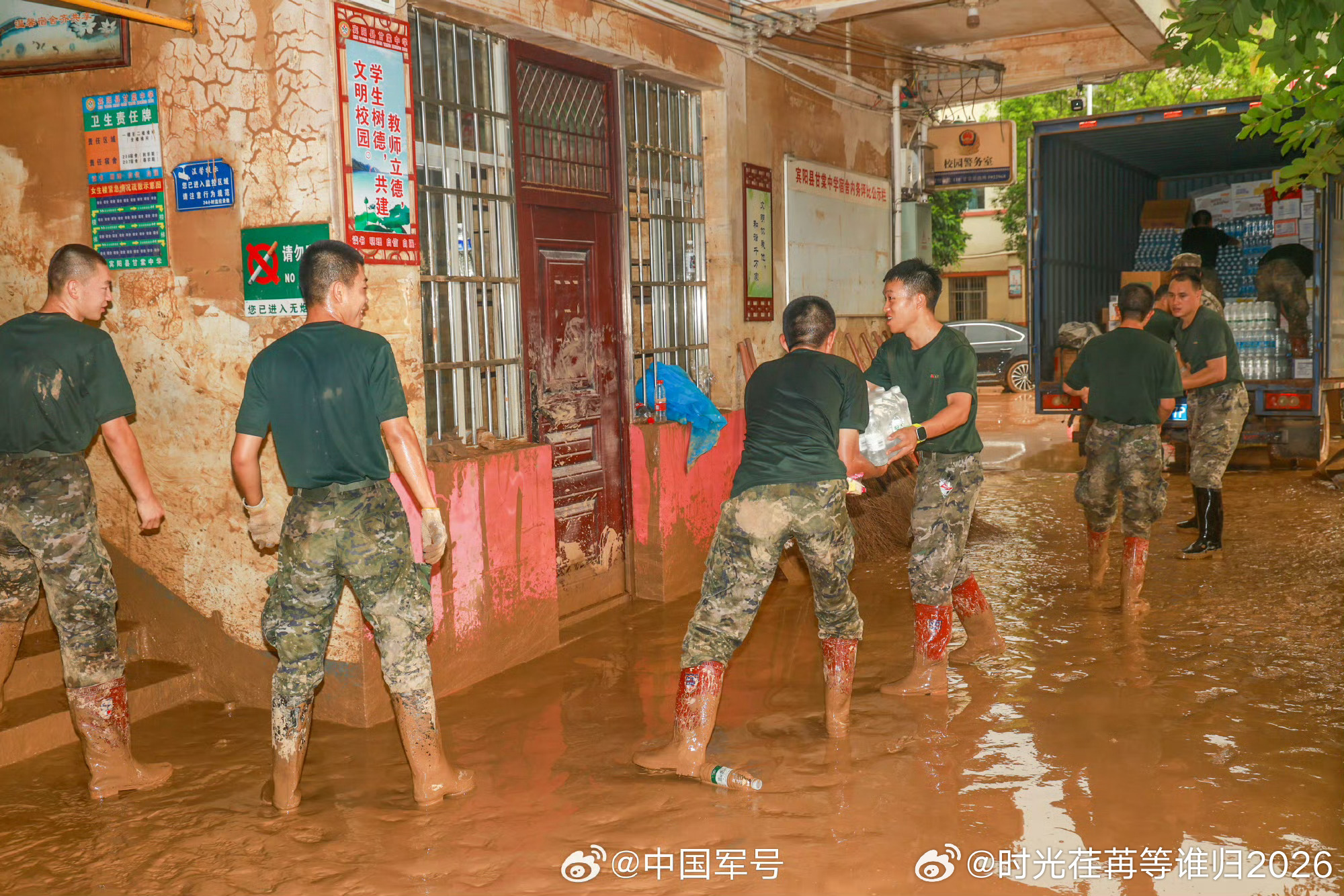 广西街头子弟兵满身泥泞暴雨席卷八桂，洪水汹涌肆虐。当家园被积水围困、街巷被淤泥覆