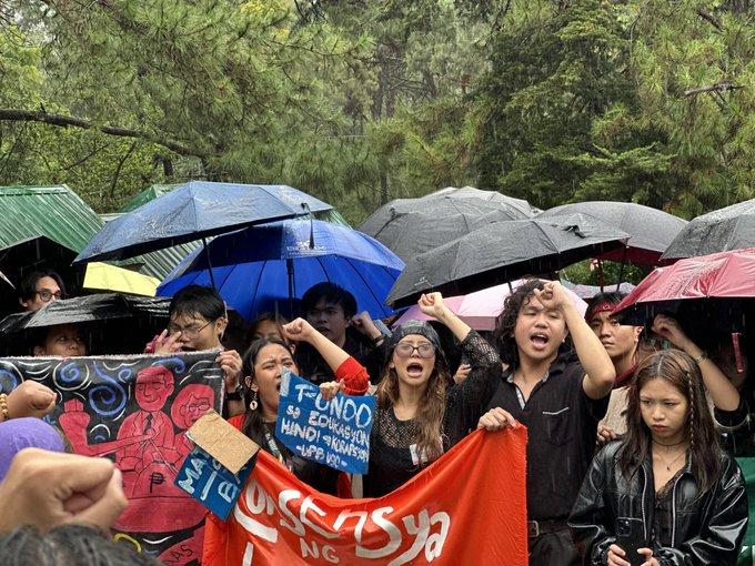 在约 1,800 人参加的一次成功罢课之后，数百名菲律宾大学巴吉奥分校的学生冒雨