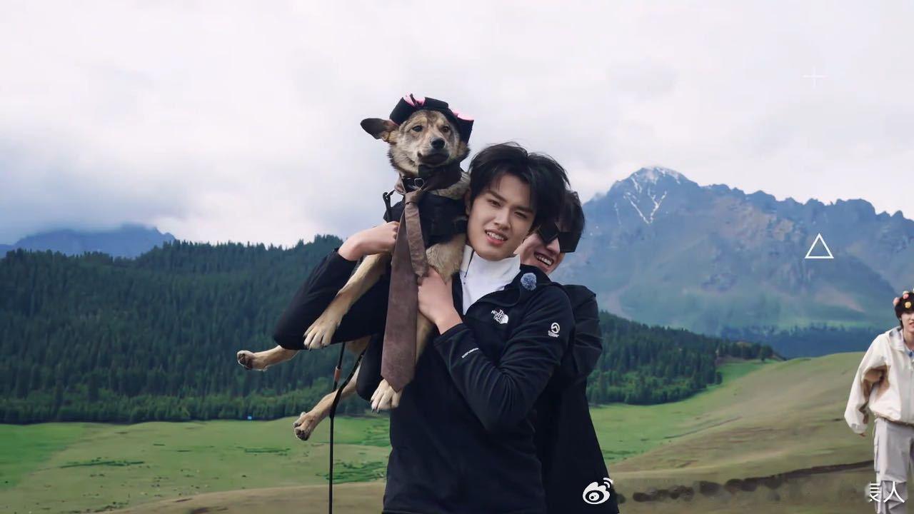 朱志鑫张极帅气与傻气并存一路向海的少年 扛着狗老板走秀，朱志鑫张极正面气场挺足，