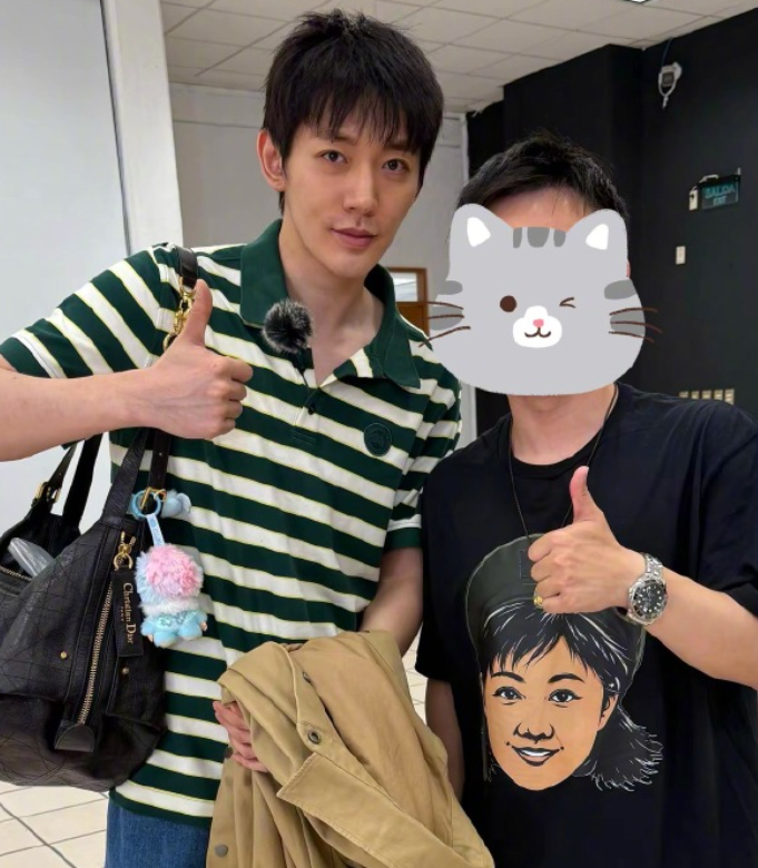 邓为素颜和路人合照 花少录制邓为素颜合照有，来看看素颜状态如何？ 