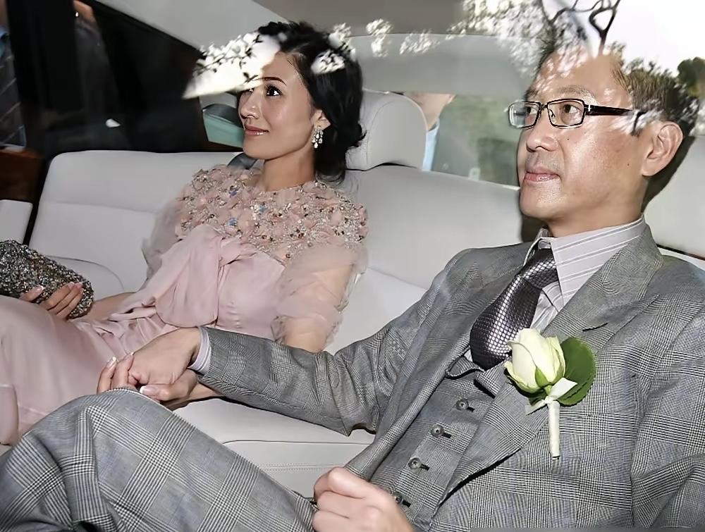 2008年，许晋亨与李嘉欣大婚，用婚车把她迎娶进许家大门。

2018年，许晋亨