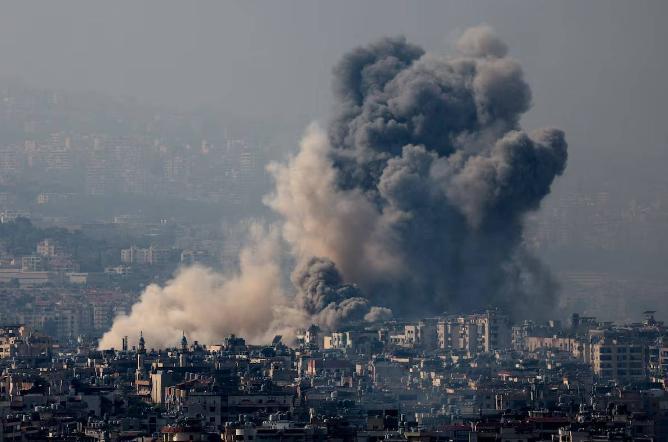 2026年4月，全球市场呈现诡异景象：标普500站稳7000点高位，黄金同步刷新