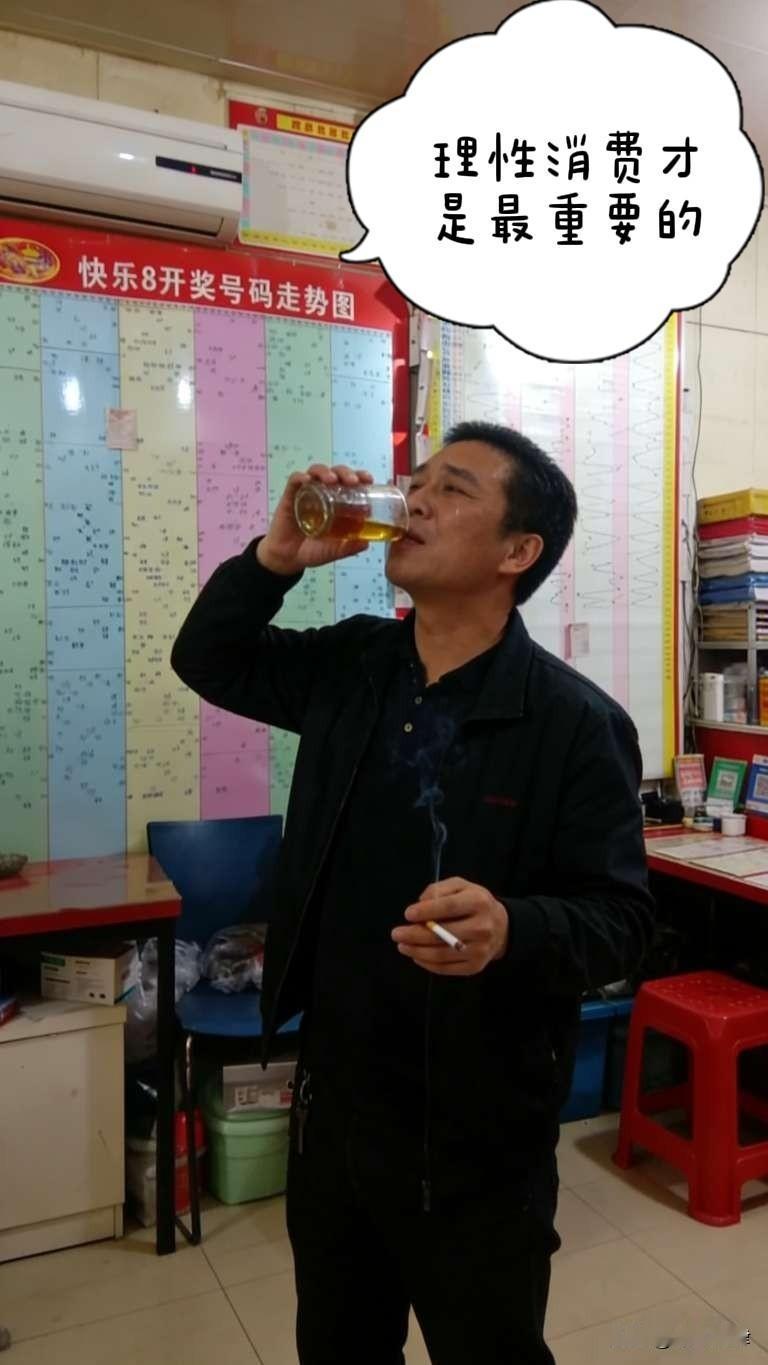 昨晚，彩票店老板喝多了，对我说了句让我彻夜难安的话：“我开了十年彩票店，看透了，