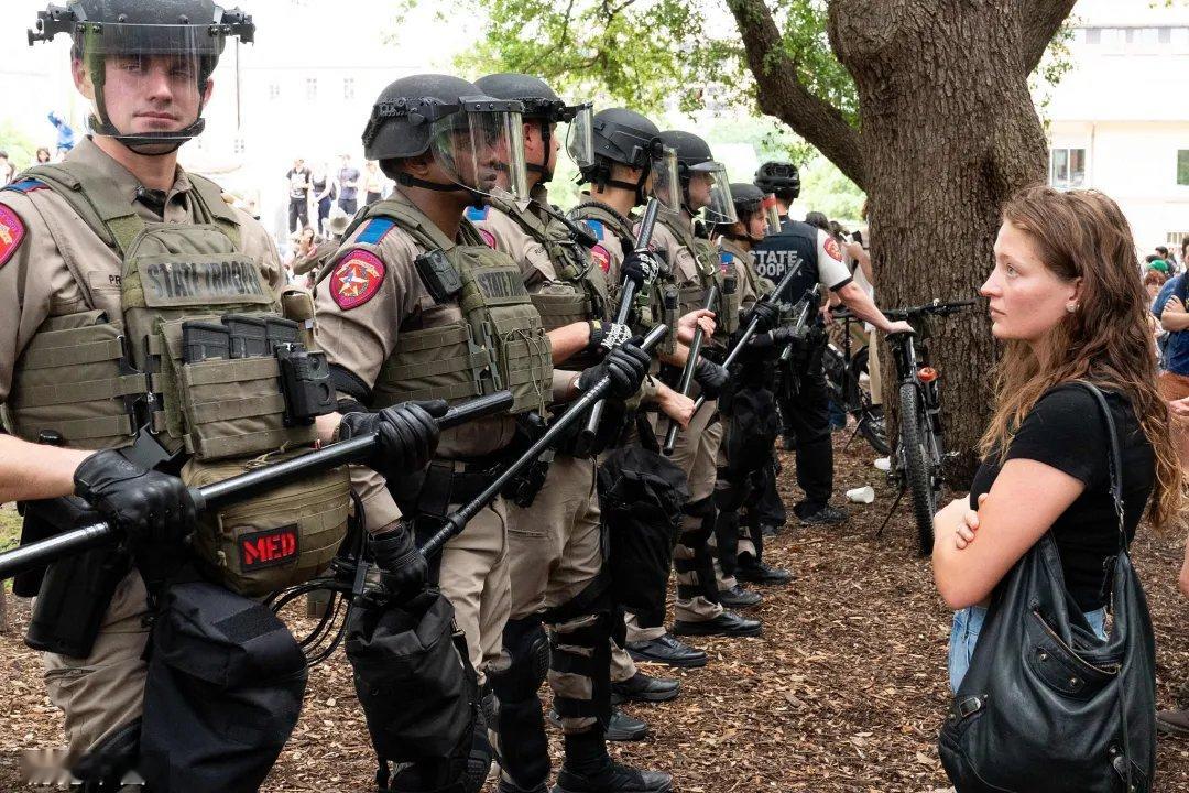 这才是真正的美国自由女神，她们都是手无寸铁的学生，面对武装到牙齿的美国警察，她们