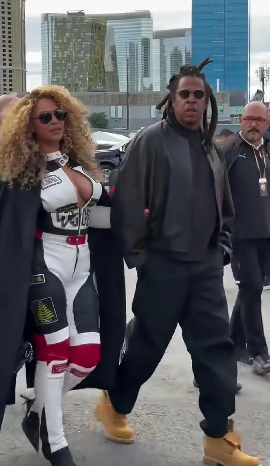 这俩个人打扮的很吸睛，旁边的光头看的目不转睛。