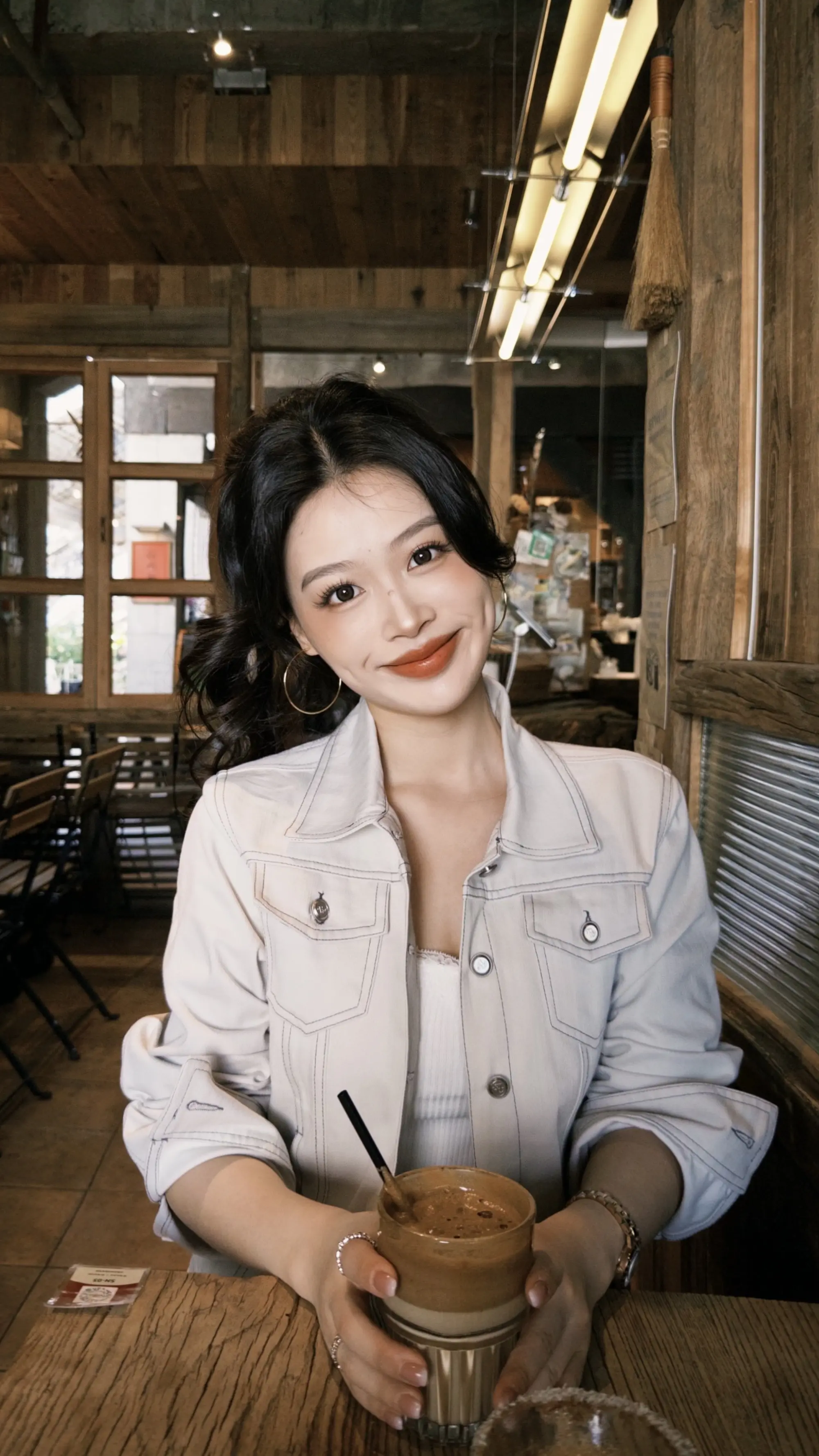 乌黑的发尾盘成一个圈。