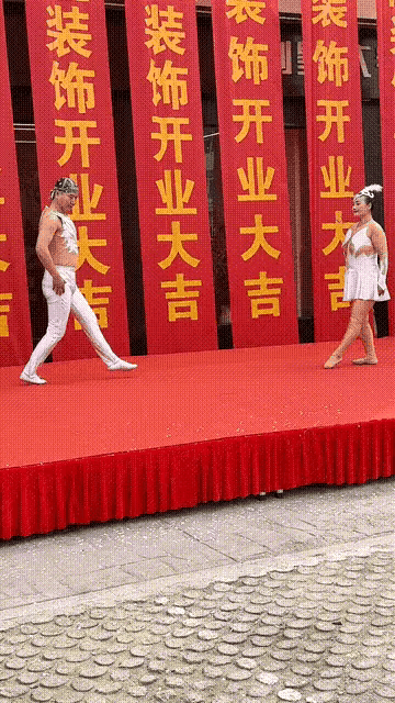 好好的开业大吉，被这两个人玩砸了，这样重大的场合，成了一个笑话，估计台下的人更是