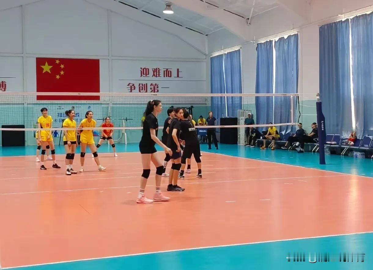 袁心玥缺席天津女排集训。有球迷观摩了天津女排训练，李盈莹出现在了球场上，甚至在对