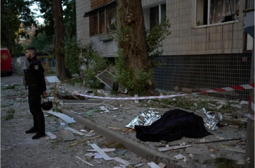 俄罗斯导弹袭击乌克兰首都，致至少 12 人死亡、33 人受伤。
乌克兰基辅 (美