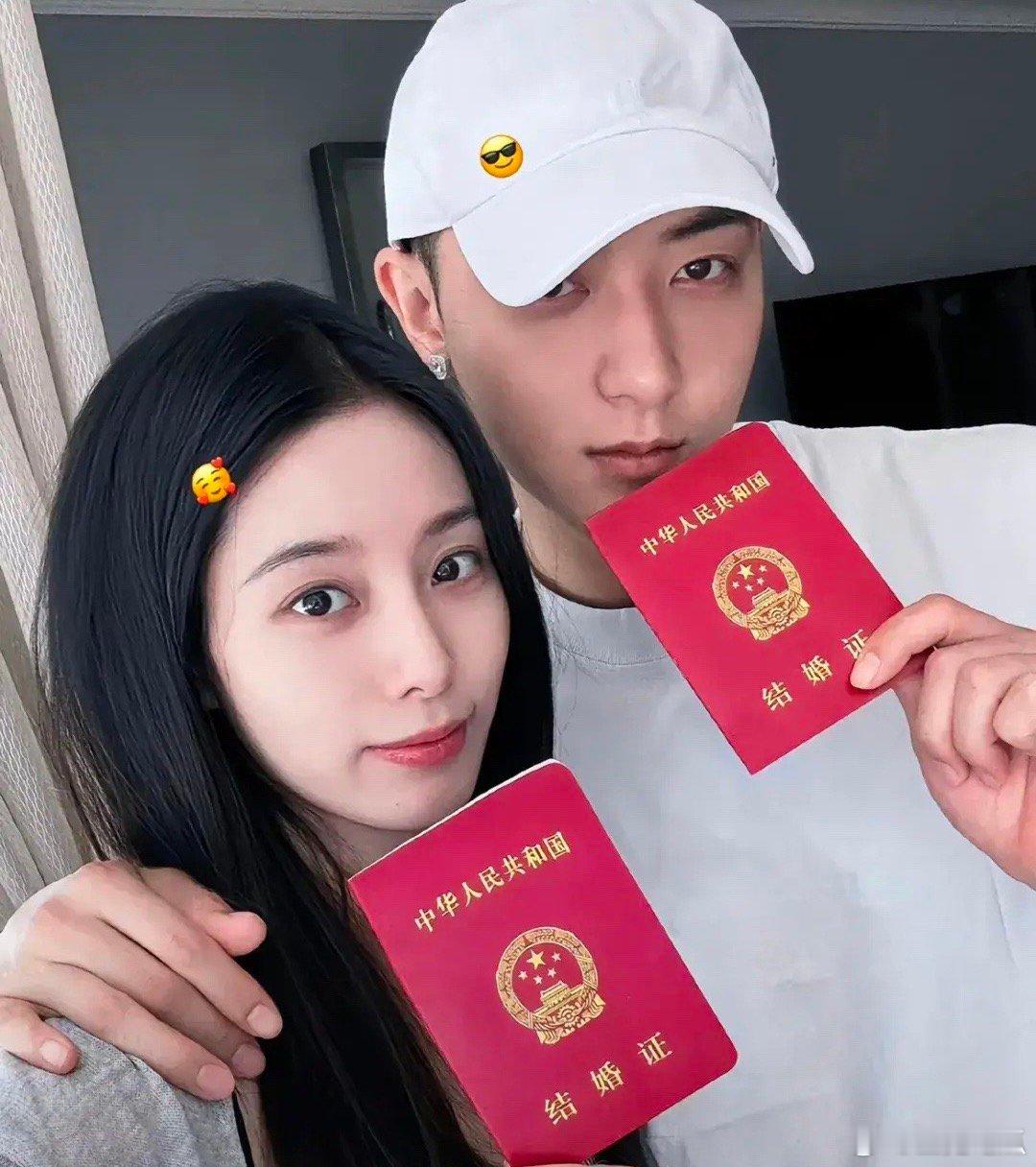 黄子韬徐艺洋结婚  果然真正的大瓜从来不需要预热，12月2日晚，黄子韬和徐艺洋同