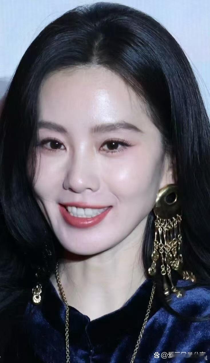 刘诗诗的皮肤也太嫩了吧，细腻通透像剥壳鸡蛋，状态好到发光！ 