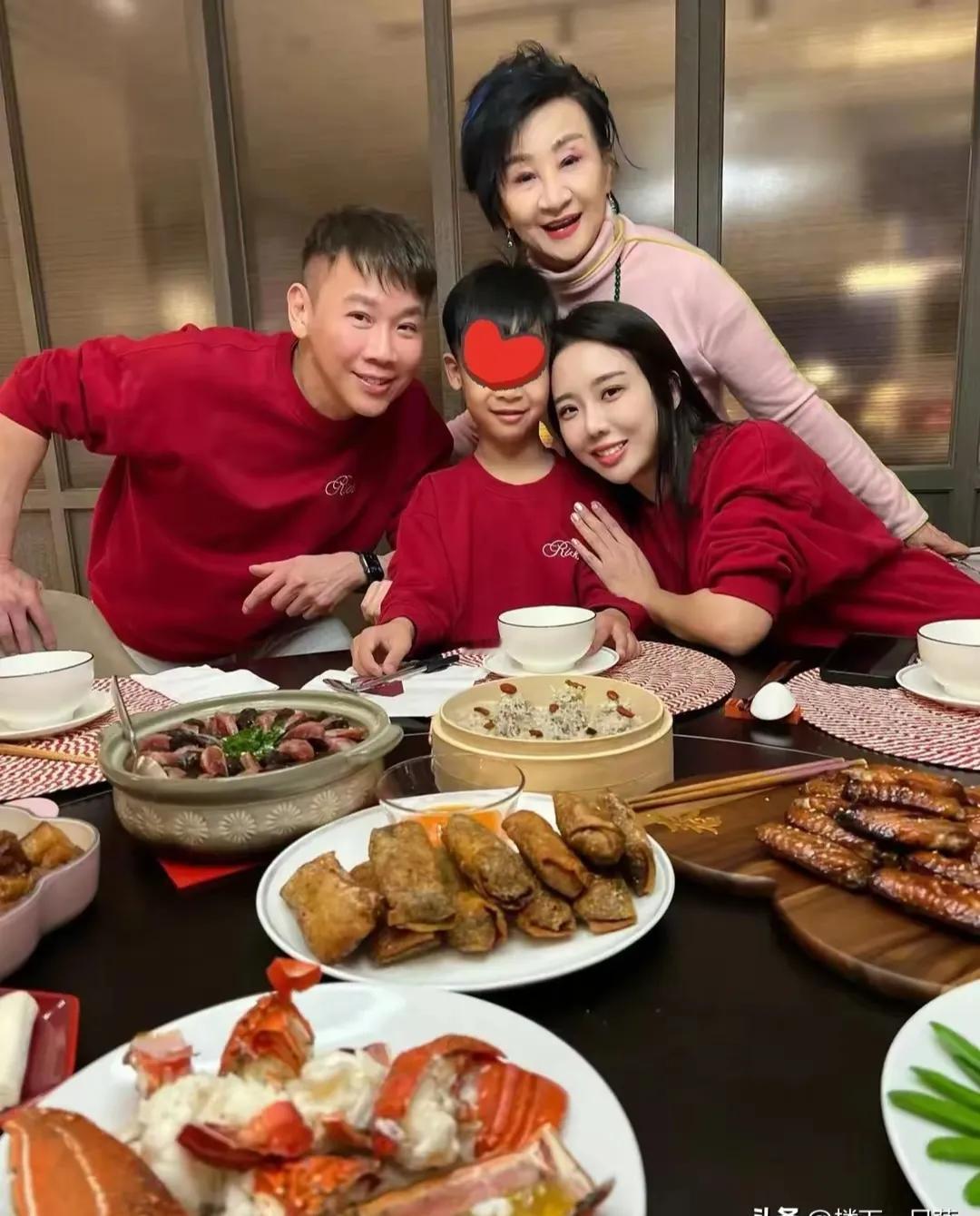 陶喆晒出亲子装全家福，画面中他与小18岁的老婆同框，被网友调侃像父女。不过他们的