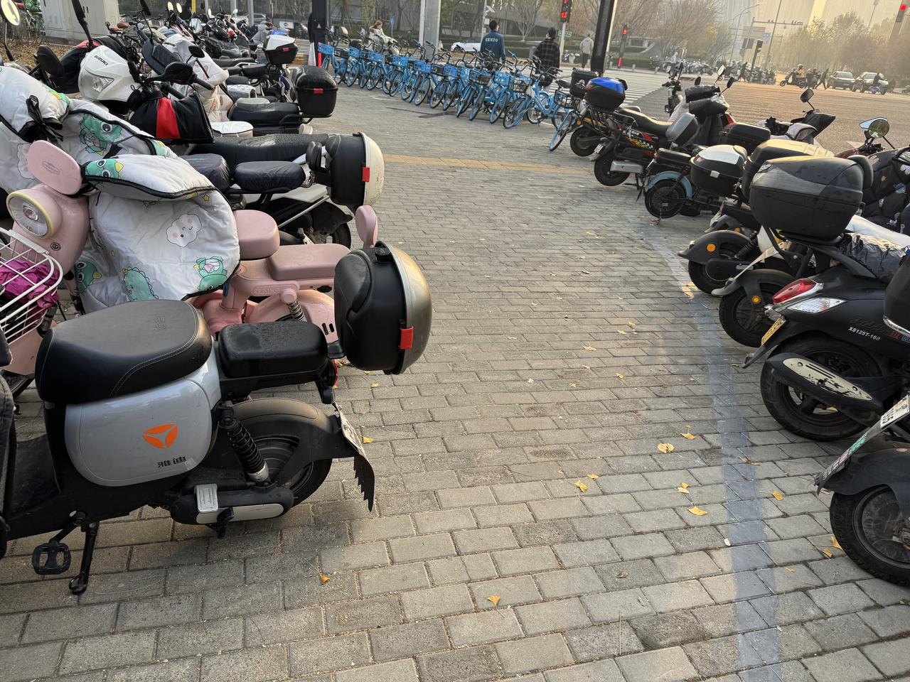 【寒冬的首都突然多了双轮车，说明什么？】

最近，发现北京街头的摩托车和自行车明