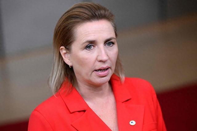 “丹麦首相刚吼完‘你敢动岛，北约立马解散’，转头就签了美军十年驻防协议，这哪是硬