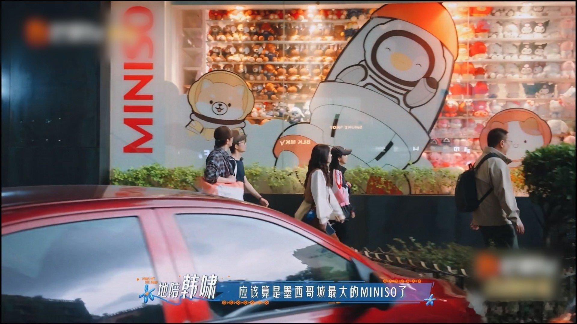 难怪说这季花少是最和谐的一季 团员出门逛街，还不忘给留在驻地的姐姐挑选伴手礼。可