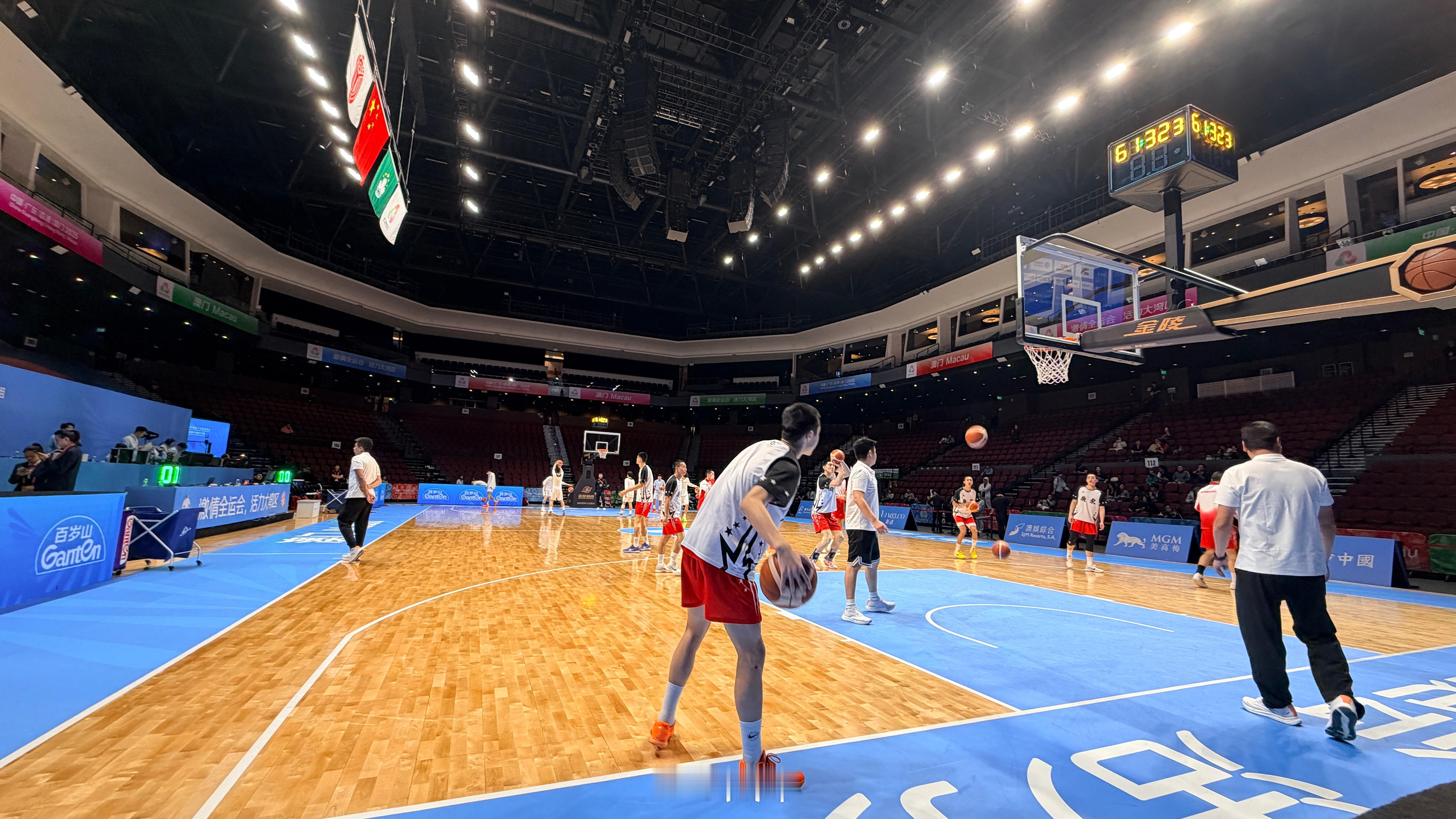 今天在这里，决赛一触即发！广东小将蓝逸朗在昨天半决赛的一次碰撞中，不慎鼻梁骨折。