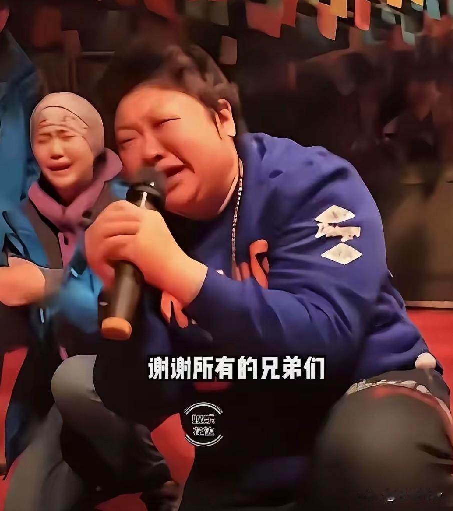 一哭，二跪，三磕头，四敬礼！
还有第五，缠腰带，六输液，七鞠躬九十度！胖子旁边的