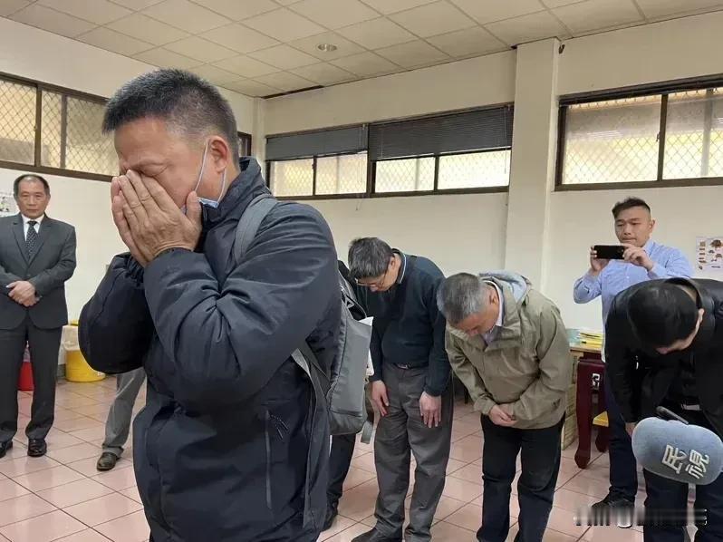 金门恶性撞船事件中遇难渔民家属气愤悲伤的离开金门回家！
   金门恶性撞船事件协