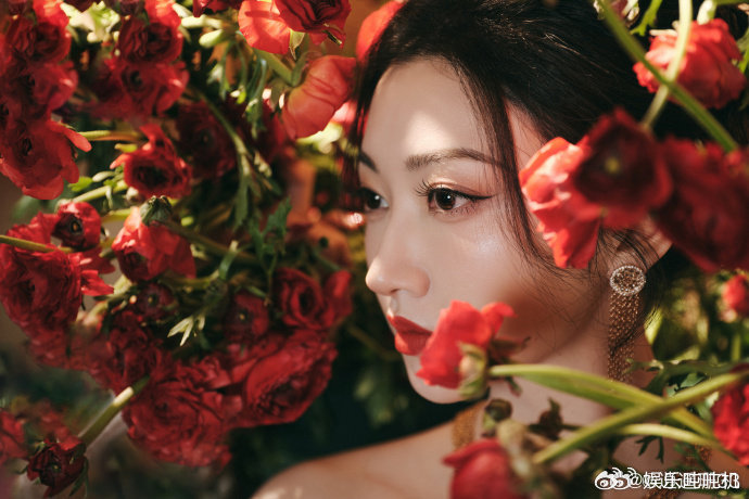 景甜肩颈线条 景甜肩颈线条的柔美感和力量感平衡得太好了！既有女性的温柔又不失挺拔