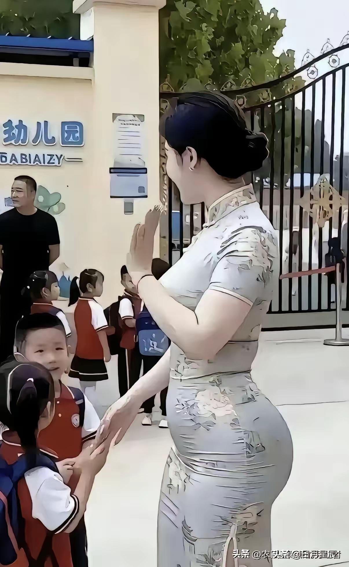 最近有位宝妈在幼儿园门口接娃意外走红，直接成了园门口大家口中一道亮眼的风景线，这