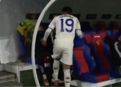 桑乔被换下后怒拍替补席，球迷：好像要上演帽子戏法似的
北京时间今天凌晨，在阿斯顿