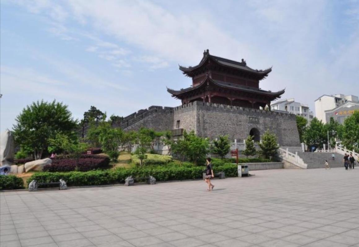 〔湖南省：岳阳〕
岳阳在湖南东北部、长江中游南岸，洞庭湖入长江的咽喉，典型“江湖